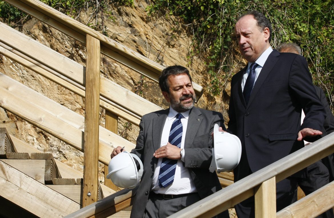 20091021_louro_01 El delegado del Gobierno en Galicia (a la derecha, durante una visita institucional) aportó datos sobre la dotación policial para el 2010