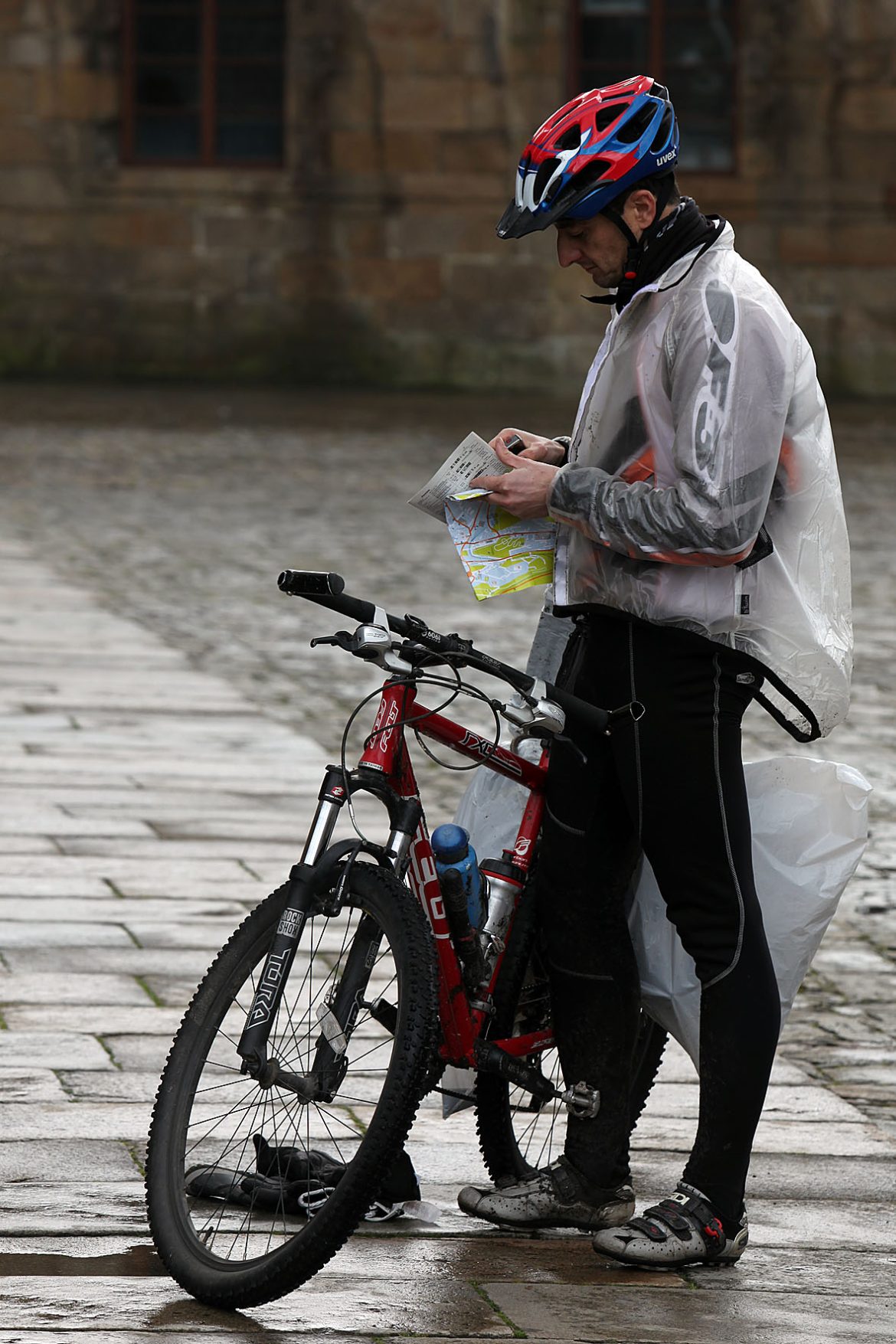 Un peregrino a su llegada al Obradorio hoy (foto Pepe Ferrín)