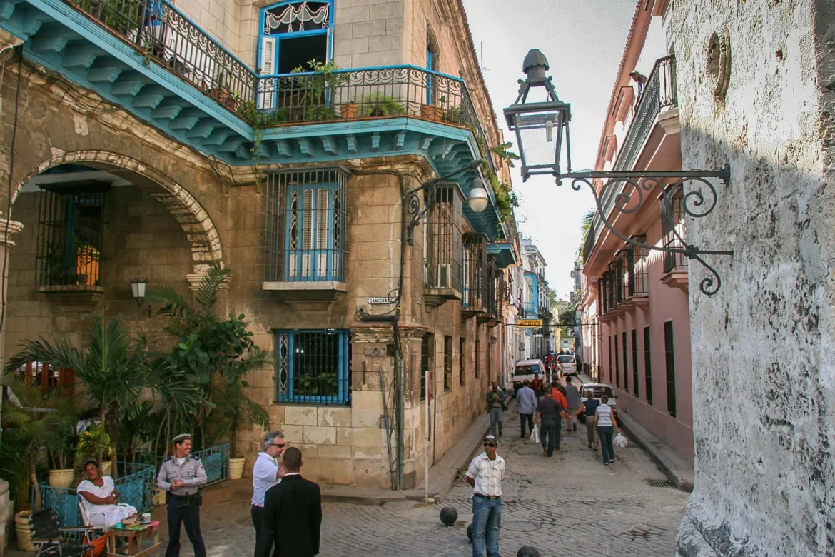 Cobblestone-street-Old-Havana