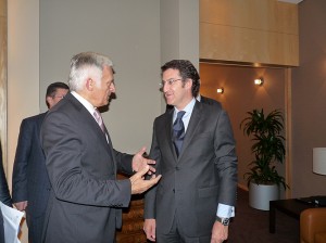 Feijoo (derecha) conversa con el presidente de la Eurocámara