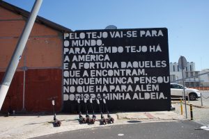 Mural en el puerto de Lisboa