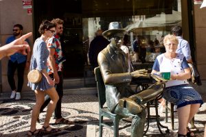 eFernando de Pessoa, en bronce, delante del Café Brasileira. Lisboa