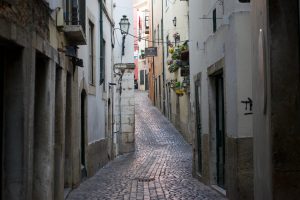 Calle en El Barrio de Alfama. Lisboa