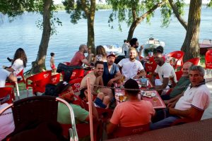 Celebrando una comida en la playa de Valada