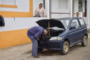 Mirando el motor. Pombalinho