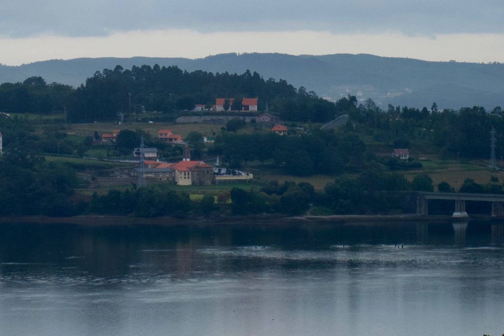 Amaneciendo.  Mosteiro de San Martiño de Xubia.  Ría de Ferrol.