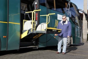 El autocar sustituye las escaleras por una rampa 