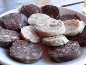 La butifarra negra y blanca se puede degustar en el stand catalán (foto J. Lastras)