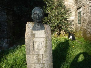 Busto de Elías Valiña en O Cebreiro