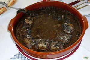 Un ejemplo de receta clásica: lamprea cocida en su sangre (foto Juantiagues)