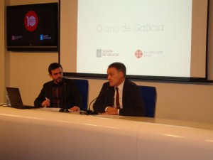 De derecha a izquierda el conselleiro de Cultura, Roberto Varela, e Ignacio Santos, gerente de la S.A. de Gestión del Plan Xacobeo 2010 durante la presentación de la gráfica de la campaña del Xacobeo