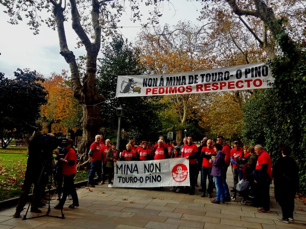 Movilización en la alameda de santiago (foto plataforma Mina Non Touro- O Pino)