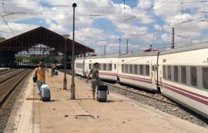 Pasajeros tomando un tren hotel