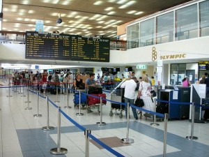 turistas llegando al aeropuerto