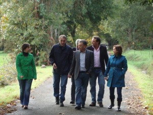 El conselleiro de Cultura, Roberto Varela (segundo por la izquierda) acompañado por alcaldes y representantes de la Mancomunidad de ayuntamientos del Camino de Santiago recorriendo el trecho del Camino Francés entre Arzúa y O Pino