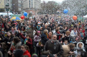 Cada año se reúnen miles de vecinos para adelantar la celebración (foto Iñaki Abella)