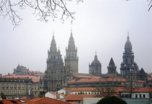 vistas de la catedral con niebla